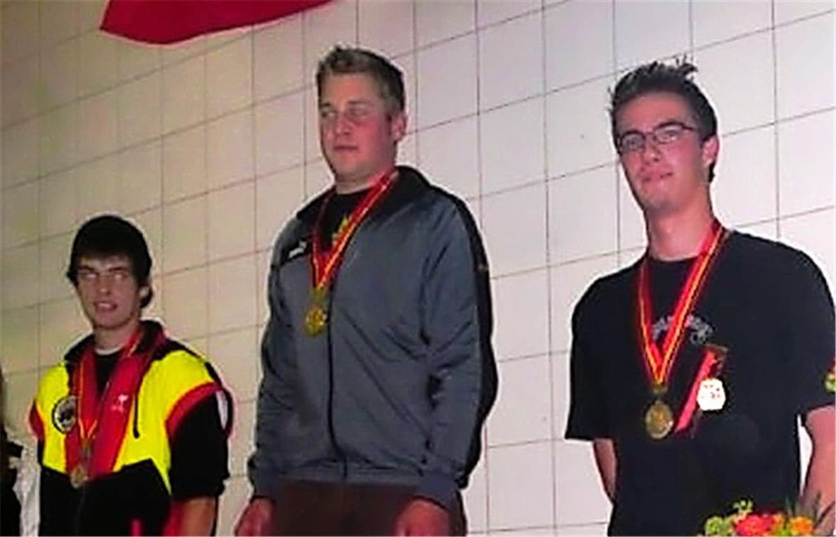 35. Kantonaler Jungschützentag in Spiez. Die Medaillengewinner von links: Michael Kummer, Krattigen (Silber); Stefan Zbinden, Sangernboden (Gold) und mit der Bronzemedaille Simon Feuz der Zweisimmen Schützen