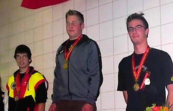 35. Kantonaler Jungschützentag in Spiez. Die Medaillengewinner von links: Michael Kummer, Krattigen (Silber); Stefan Zbinden, Sangernboden (Gold) und mit der Bronzemedaille Simon Feuz der Zweisimmen Schützen