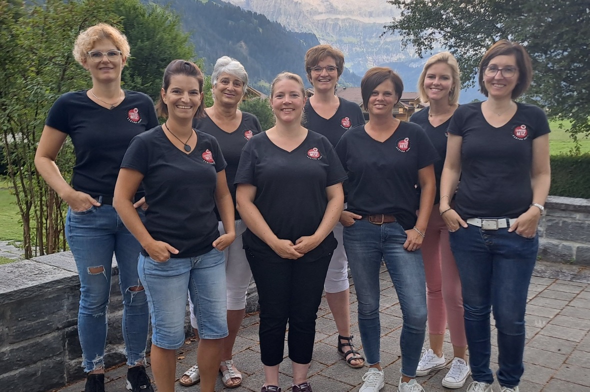 36 Kursanbieter folgten vergangene Woche der Einladung des Ferienpass-Teams zum geselligen Schlussabend mit feiner Kulinarik an der Lenk (von links): Barbara Zeller, Monika Klopfenstein, Antonia Zurbrügg, Sandra Eymann, Claudia Matti, Sonja Gobeli, Fabienne Stöckli und Cornelia Wittwer (es fehlt Beatrice Stalder).
