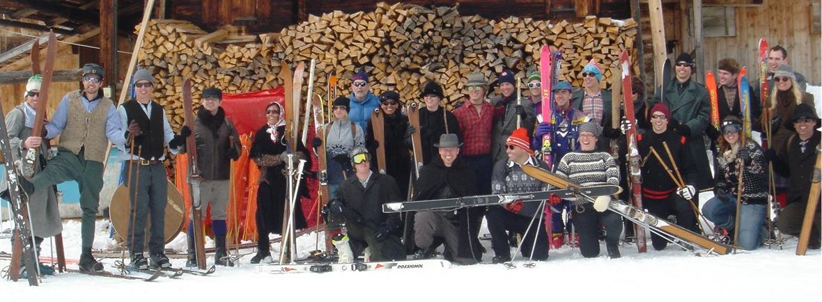 40 Jahre Ski-Club Niederbipp. Die Jubilare posieren nostalgisch stolz auf ihrem Hausberg Betelberg vor Walkers Hasler-Hütte.
