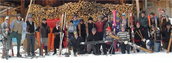 40 Jahre Ski-Club Niederbipp. Die Jubilare posieren nostalgisch stolz auf ihrem Hausberg Betelberg vor Walkers Hasler-Hütte.
