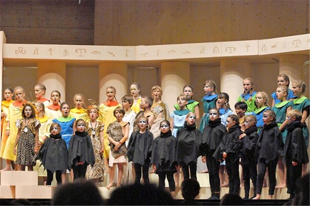 42 Kinder aus dem Saanenland führten neu entdecktes Singspiel auf: Der Stein der...