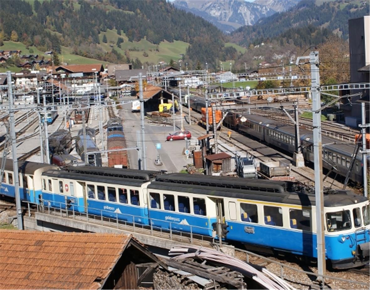 45 Millionen Franken sollen bis 2016 für zwei Umspuranlagen und für den behindertengerechten Um- und Ausbau des Bahnhofs Zweisimmen investiert werden. Im Vordergrund eine MOB-Komposition bei der Ausfahrt Richtung Montreux.