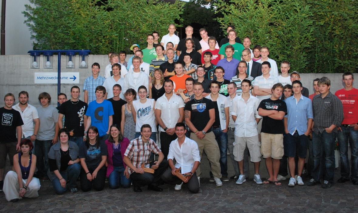 58 Schreiner mit Eidgenössischem Fähigkeitszeugnis und neun Schreinerpraktiker mit zweijähriger Ausbildung mit Abschluss in der Berufsschule.