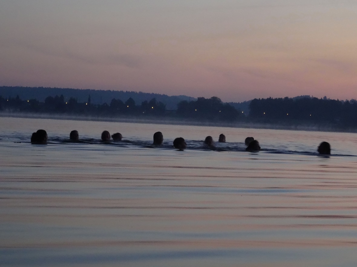 7. und 8. Klässler beim morgendlichen Bad im Greifensee.