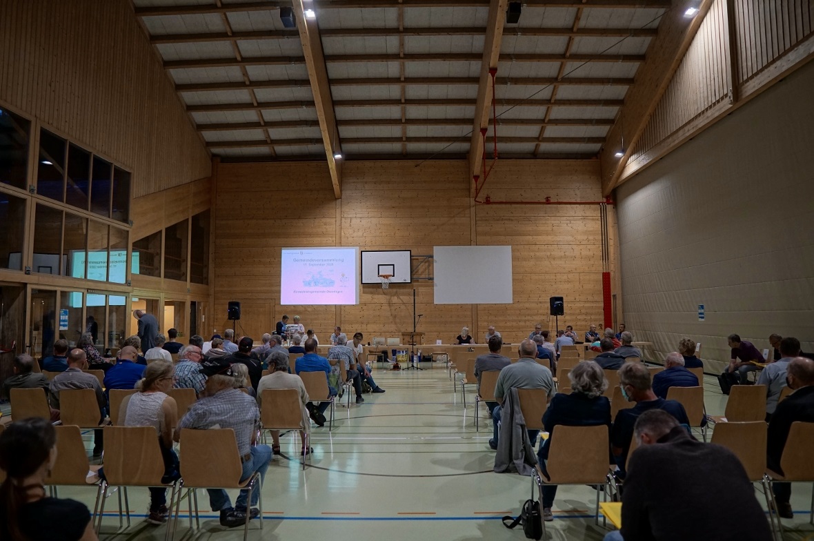 72 Stimmberechtigte hatten viel Platz in der Sporthalle Wiriehorn.