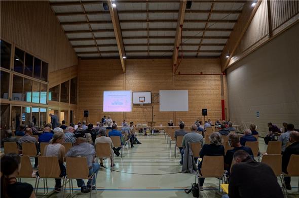 72 Stimmberechtigte hatten viel Platz in der Sporthalle Wiriehorn.