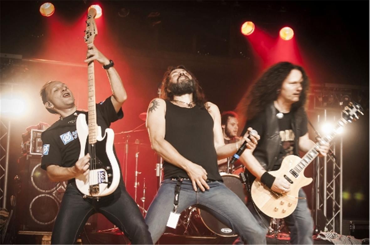 ALTO VOLTVAGGIO, die Tessiner Starkstrom-Rocker, v.l: Nicola Angileri (Bass), Fr...