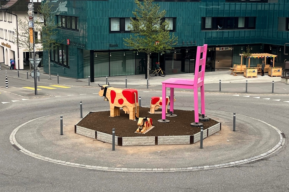 Ab sofort schmücken imposante Trauffer-Holzkühe den Kreisel auf dem Kronenplatz.