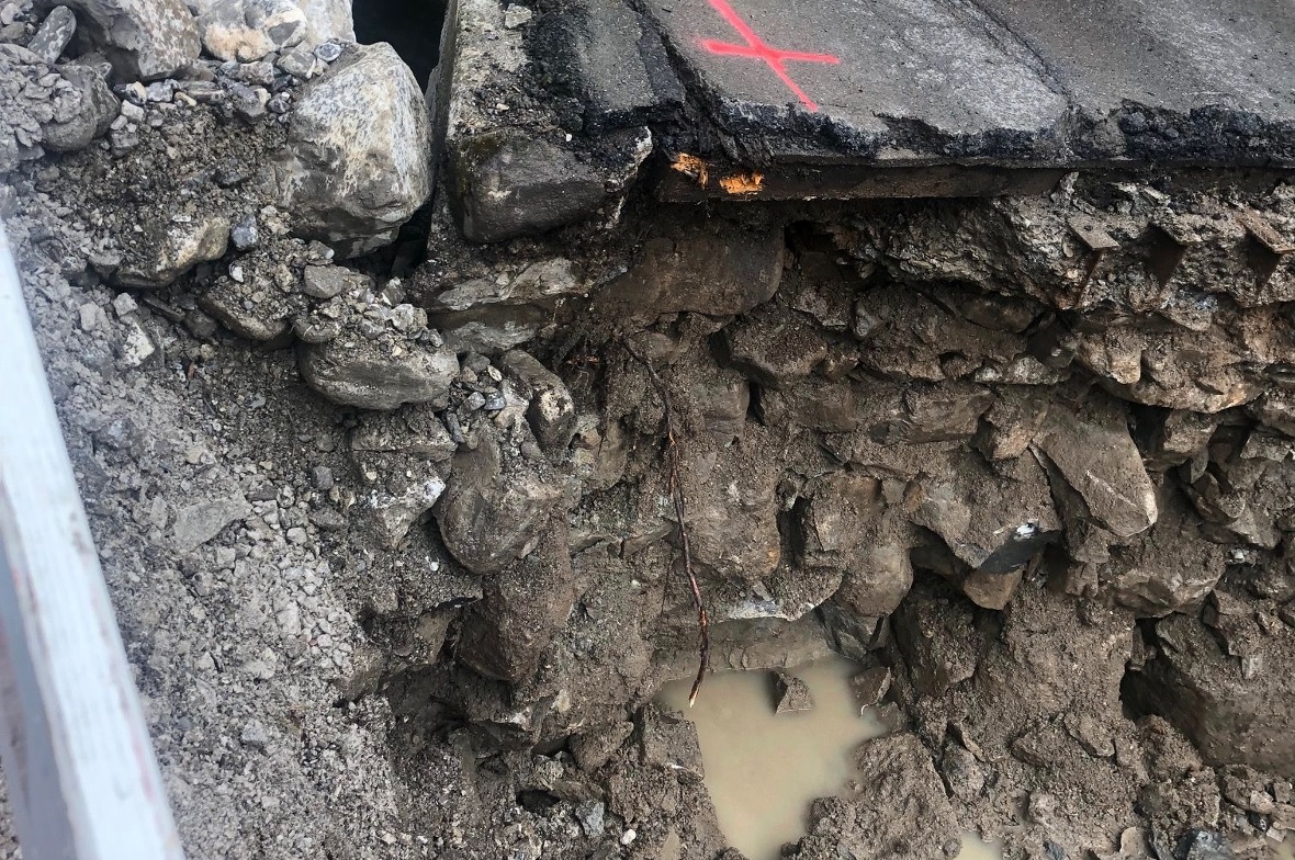 Abbau alte Brücke Einblick in lockere Aufschüttung