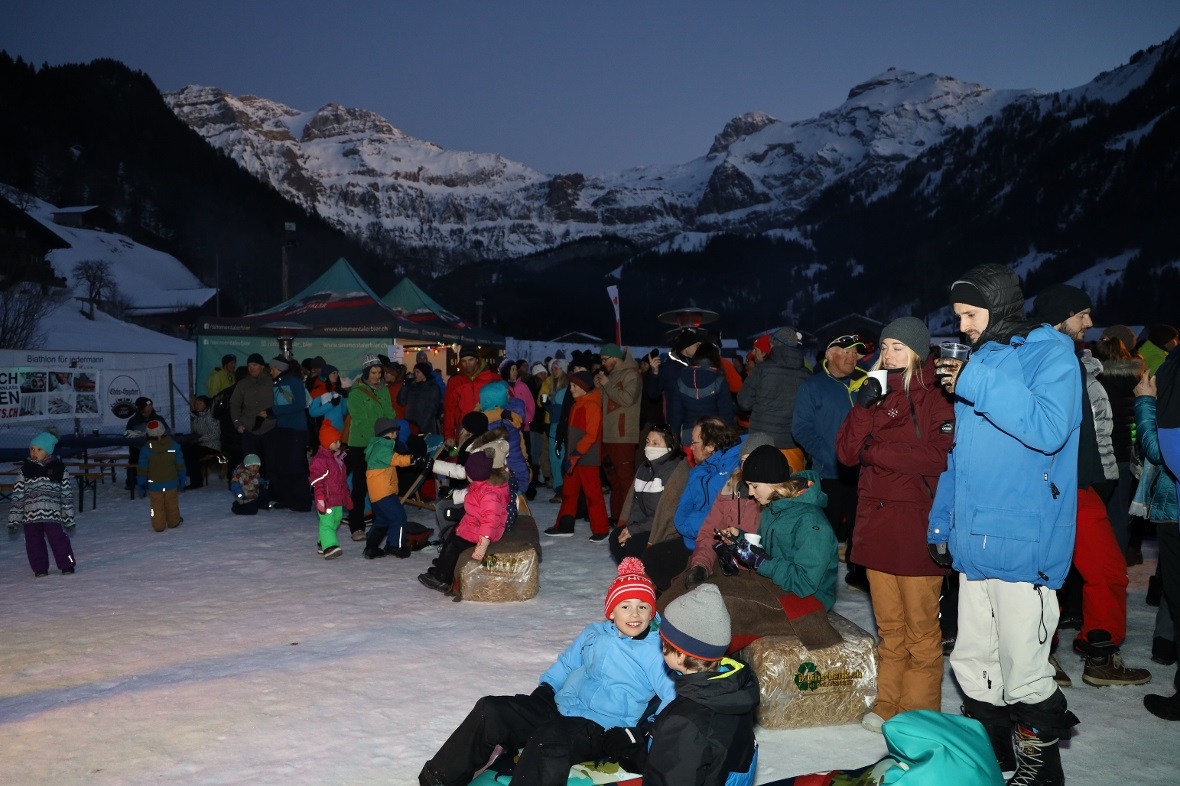 Abendstimmung am Lenk unplugged 2019 vor der beeindruckenden Kulisse des Talabsc...