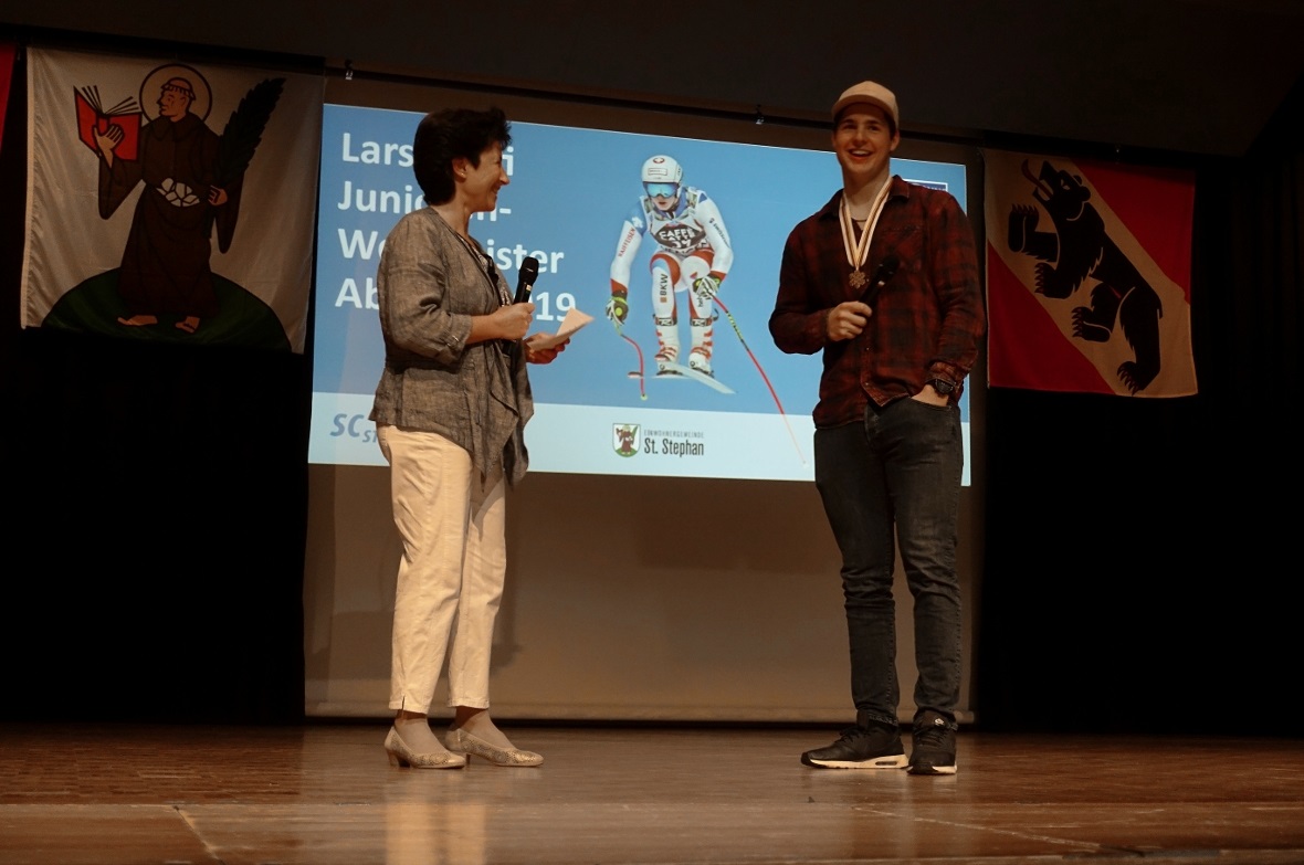 Abfahrts-Juniorenweltmeister Lars Rösti wurde von seiner Heimatgemeinde St. Step...