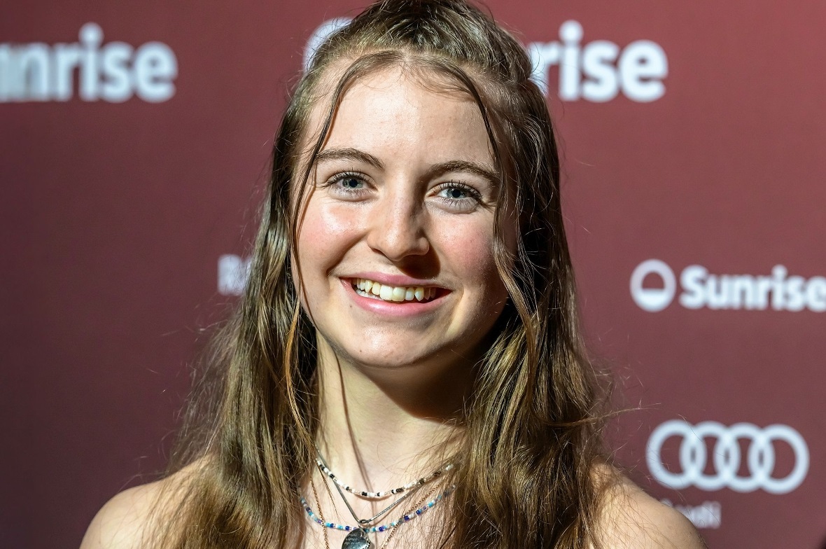 Abschluss einer erfolgreichen Saison: die Snowboardcrosserin Noémie Wiedmer aus Oey mit dem Rookie Award von Swiss-Ski.