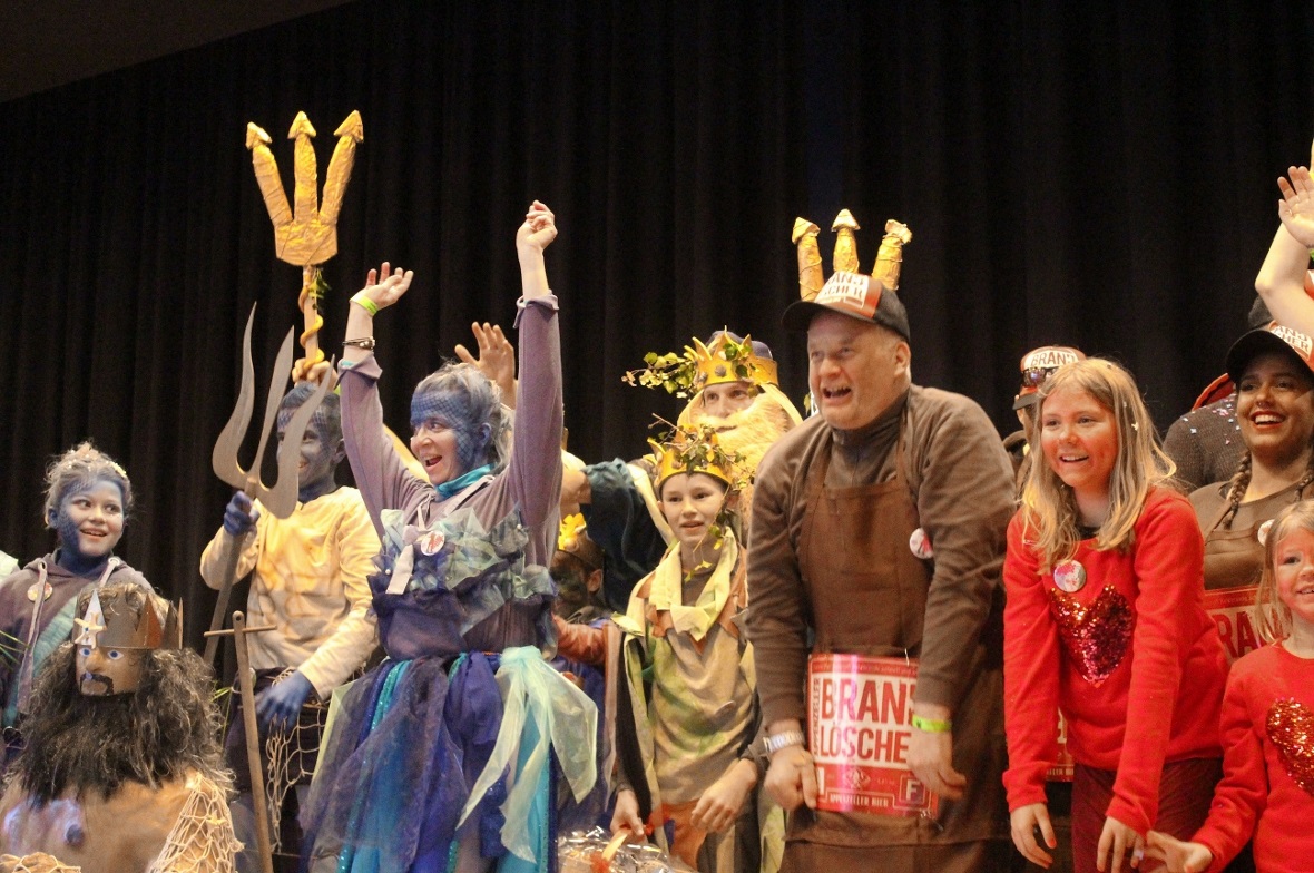 Absolut ausgelassene Stimmung bei der nachmittäglichen Kostümprämierung während der Diemtigtaler Fasnacht.