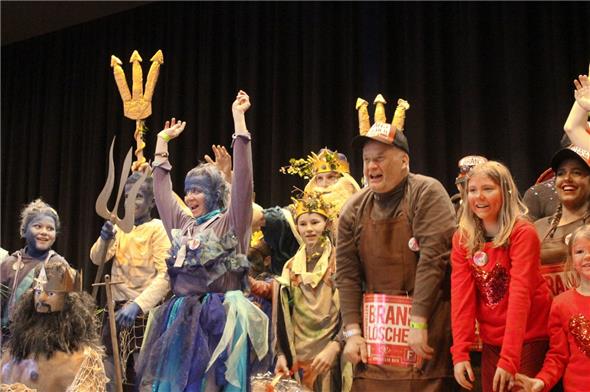Absolut ausgelassene Stimmung bei der nachmittäglichen Kostümprämierung während der Diemtigtaler Fasnacht.