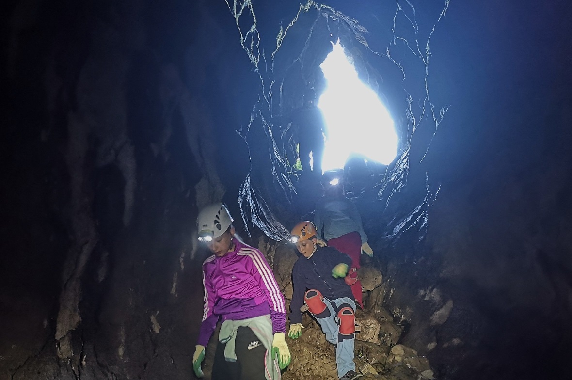 Abstieg in die Unterwelt: Nach praktischen Übungen mit der Ausrüstung ging es hinein in die Höhlenwelt.