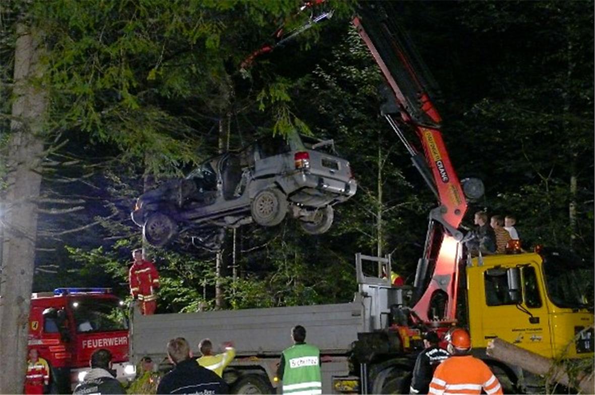 Abtransport des Unfallwagens.