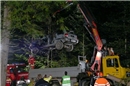 Abtransport des Unfallwagens.