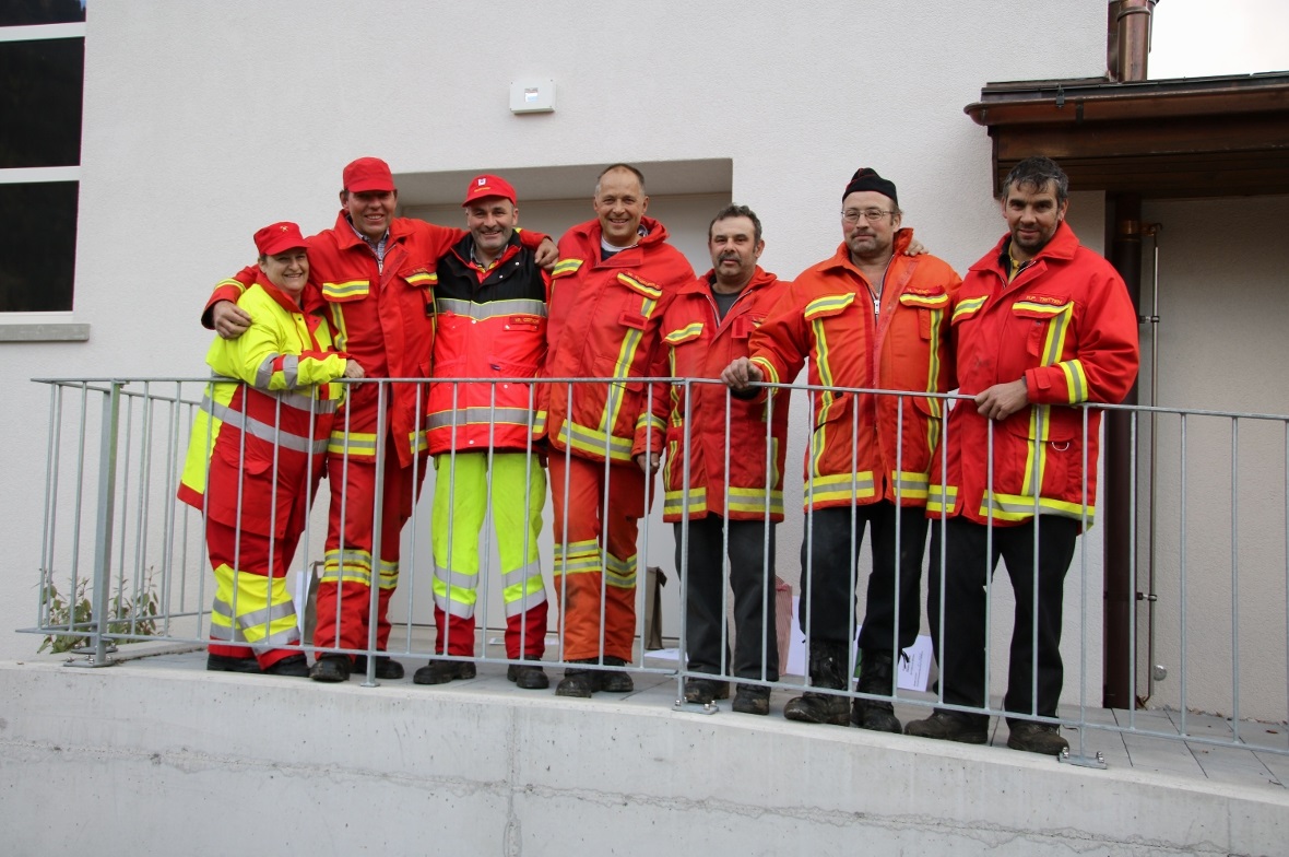 Abtretende Feuerwehr Därstetten: Franziska Baier, Fritz Batzli, Hansruedi Gertsch, Walter Tschabold, Lorenz Gerber, Walter Knubel, Hanspeter Tritten.
