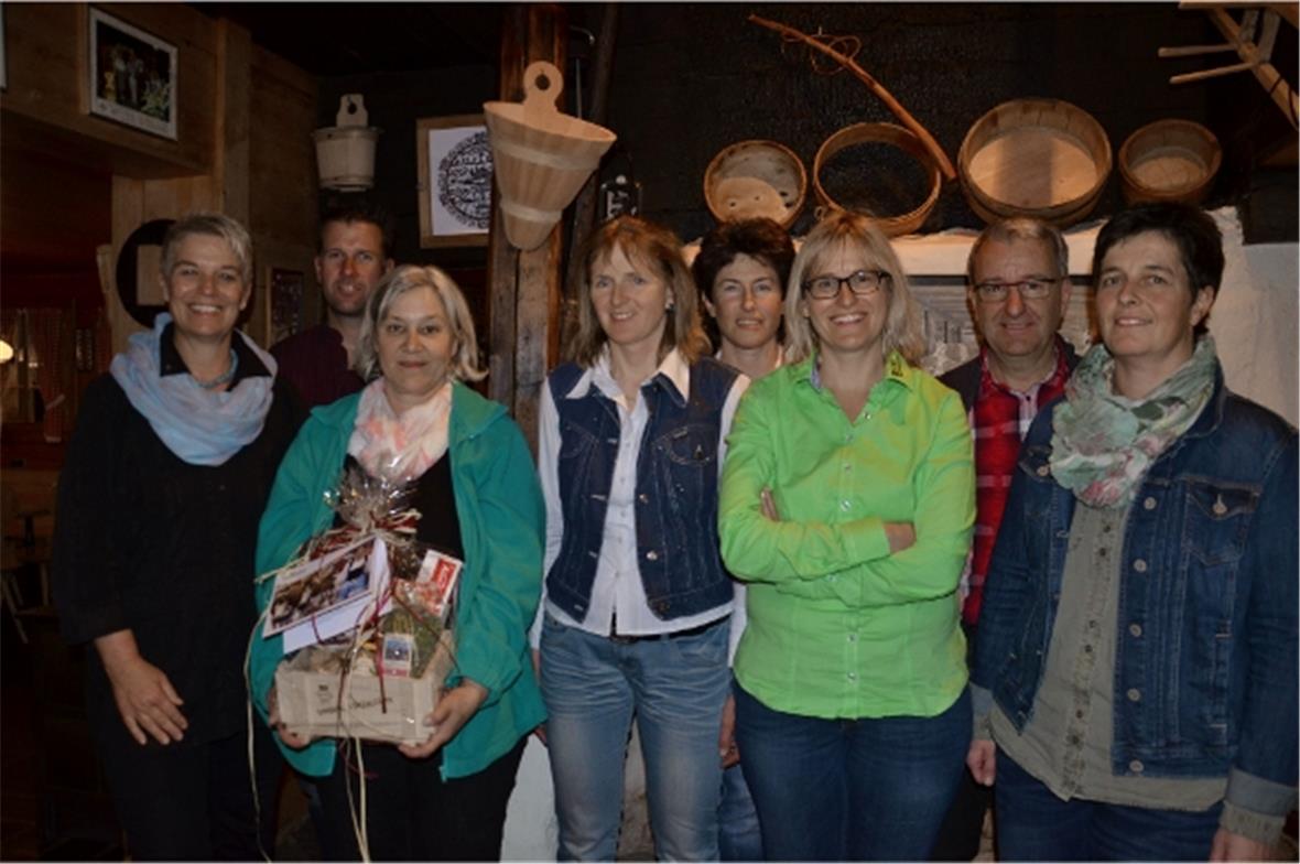 Abtretende, verbleibende und frischgewählte Vorstandsmitglieder des Tourismusvereins St. Stephan: Luzia Wyssen, Christoph Krebs, Elvira Wüthrich, Veronika Zumbrunnen, Pia Perren, Monika Hänni, Peter Loepfe und Käthi Rösti.