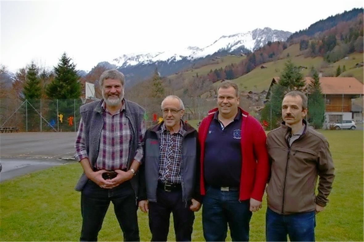 Abtretender Präsident Urs Scheidegger, neuer Präsident Hans Ueltschi, Marcel von Niederhäusern (neuer Gemeinderat), Peter Zeller (neuer Gemeinderat).