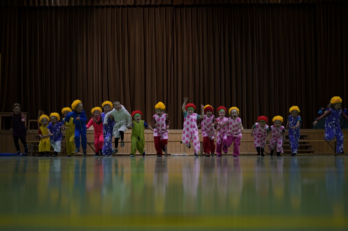 Wo die wilden Kerle wohnen – eine aussergewöhnliche Aufführung Achtung, fertig, wild! Alle 18 Kinder beim Videodreh des Theaters.