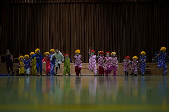 Achtung, fertig, wild! Alle 18 Kinder beim Videodreh des Theaters.