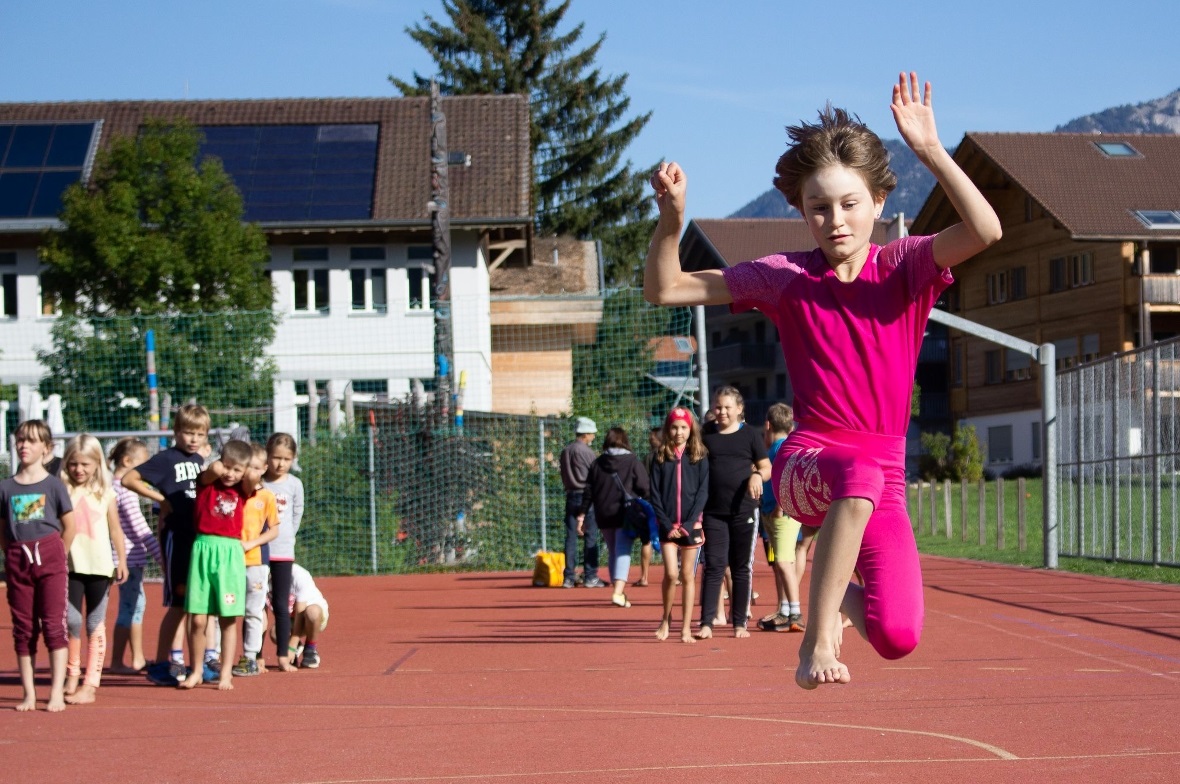 Action und Konzentration beim Weitsprung.