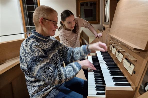 Ada van der Vlist Walker begeisterte das Publikum am Jubiläumskonzert an der Lenk, assistiert wurde sie von ihrer Schülerin Nora Greber.