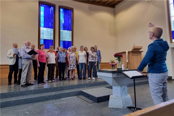 Ada van der Vlist Walker dirigierte den Ad hoc Chor beim Friedenskonzert in der Kirche Lenk.