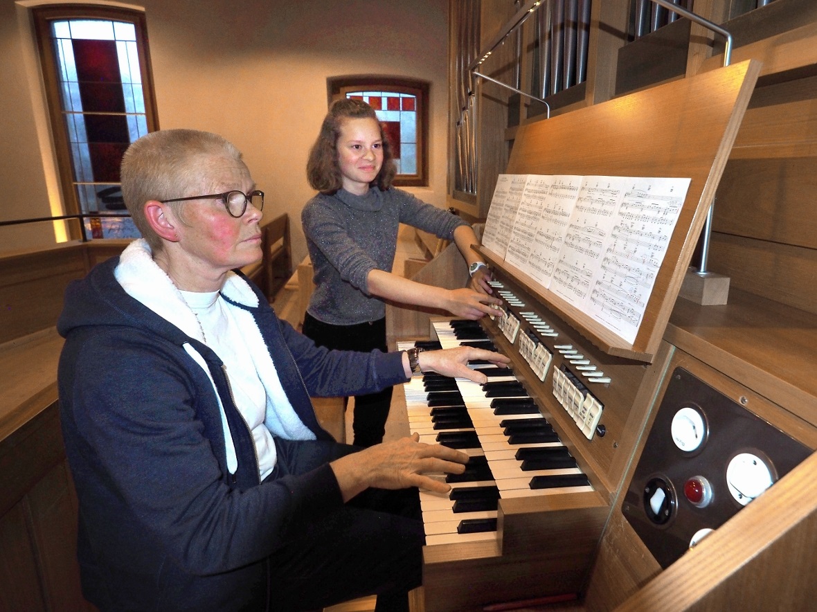 Ada van der Vlist spielt «A Sky full of Stars», Danja Mathis wendet Notenblätter...