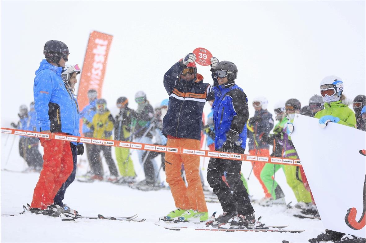 Adolf Ogi zeigt das Juskila-Pisten-Schild.
