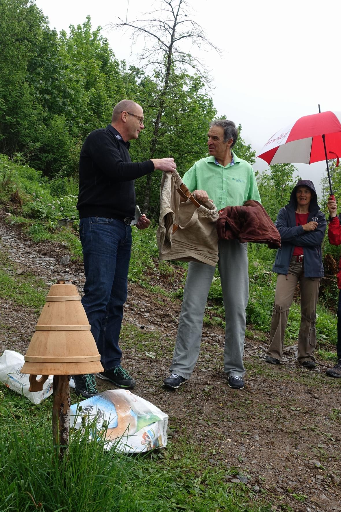 Adrian Affolter, Präsident des Bernisch Kantonalen Schwingverbands, überreichte ...
