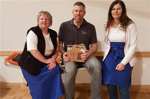 Adrian Bieri mit den beiden Präsidentinnen Jacqueline Reichenbach und Nicole Siegenthaler.