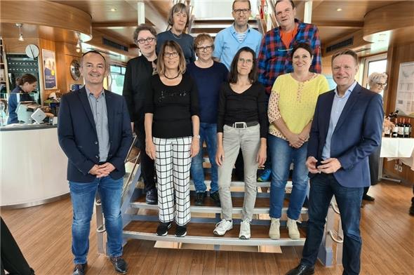 Adrian Gehri, (CEO ad interim, Leiter Services/Business Development) rechts im Bild und Olivier Furrer (Leiter HR) links im Bild mit acht Mitarbeitenden mit 35 und 40 Jahren Dienstjubiläum: Unten (v.l.): Christine Weisskirchen-Röthlisberger, Eliane Oesch, Viktoria Stucki-Schilli, Monika Wingeier, Ulrike Schmitt. Hinten (v.l.): Edith Hoffland Locher, Martin Tanner, Daniel Rindlisbacher.