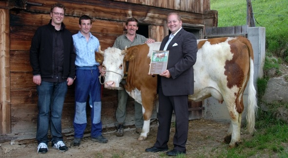 Adrian Gsponer, Projektleiter Qualität Simmental/AlpKultur, Stefan Klopfenstein, Besitzer von Flavia, Hansueli Klopfenstein, Flavia, Miss Lenk und stolzer Daniel Kilchenmann, Sporthotel Wildstrubel, der Flavia einen Sommer «sein Eigen» nennen darf.