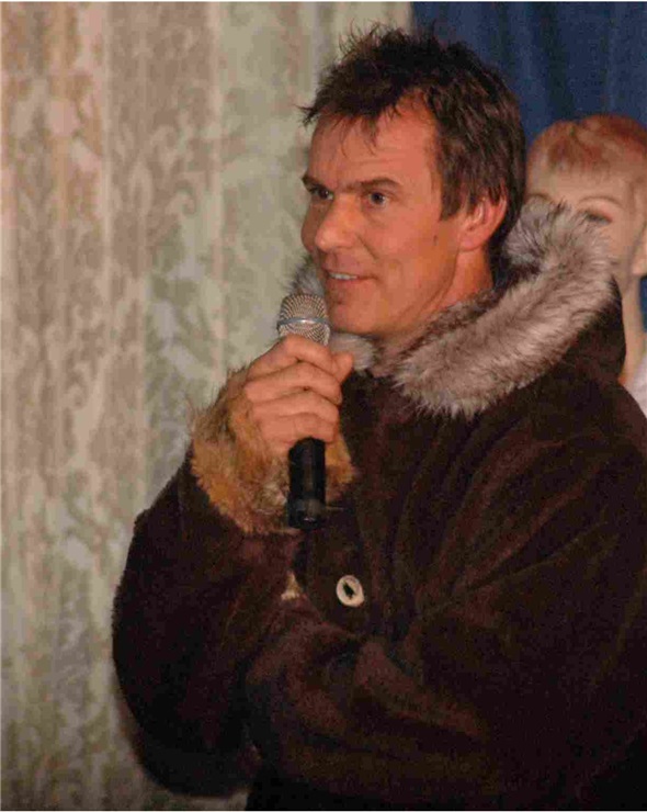 Adrian Günter im «Inuit-Mantel» warb für heisse Nächte im Igludorf Saanersloch.