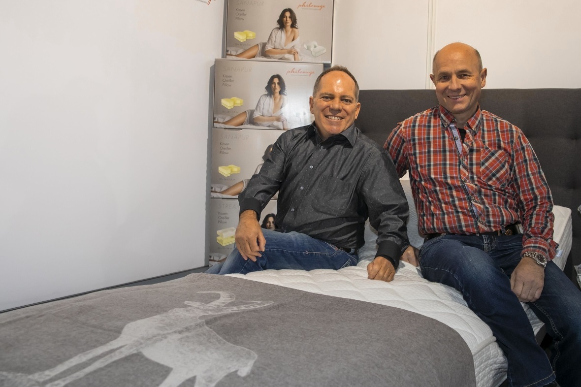 Adrian Mani und Ernst Fahrni von Betten Mani sind über den Besucheraufmarsch hoc...