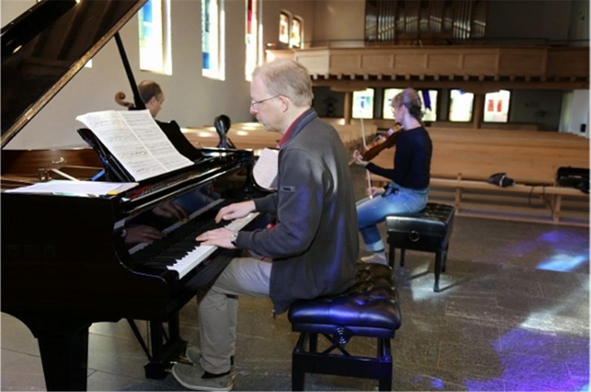 Adrian Oetiker, musikalischer Leiter der Sommerakademie am Flügel.