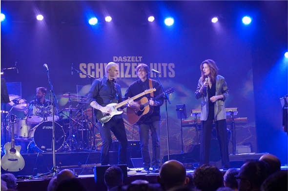 Adrian Stern und Sina sangen in Begleitung von der Band um Slädu im Duett den Song «Amerika».