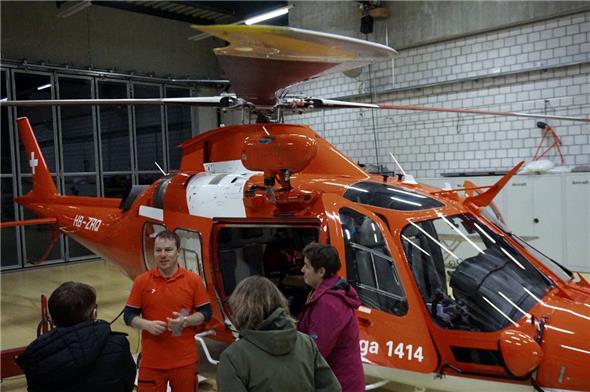 Adrian von Siebenthal, Basisleiter und Pilot der Rega, beantwortet Fragen der Spitalmitarbeiter am Rettungshelikopter.