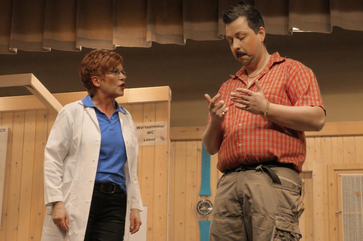 Ärztegattin Marlene Sommer (Theres Zurbrügg) erklärt Hausmeister Erkan (Mario Ta...