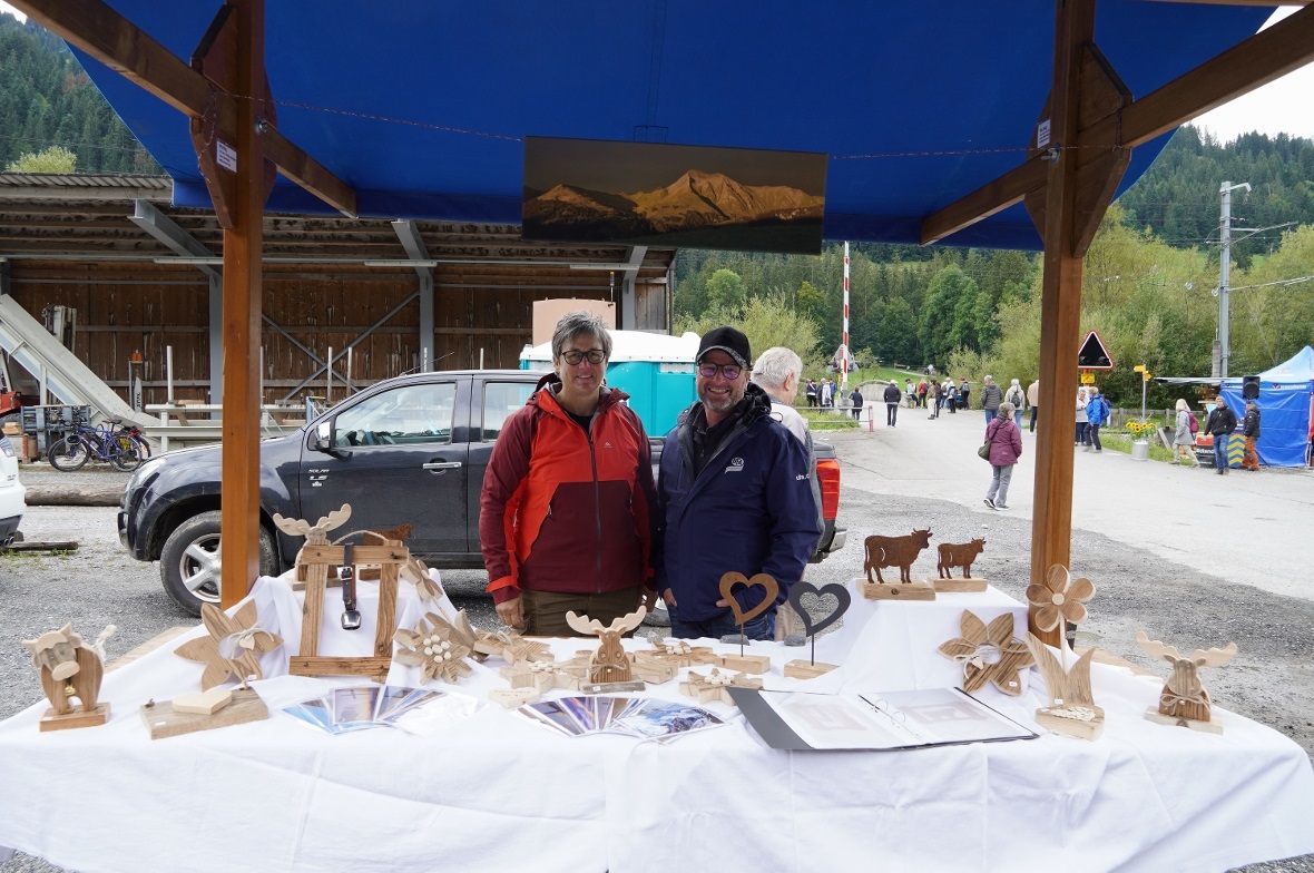 Afra und Markus Kuhnen hinter ihrem Stand mit Dekorgegenständen in Altholz.