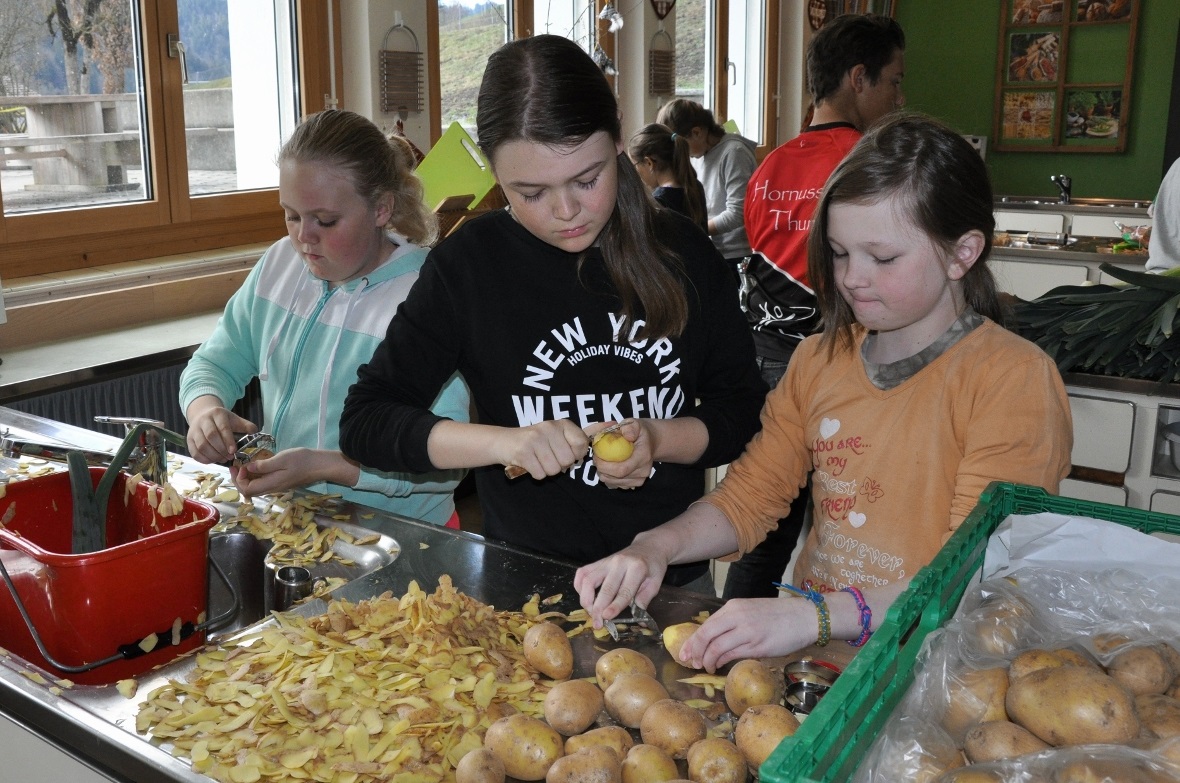 Akkordschälen bei der Kartoffel-Rüststrasse.