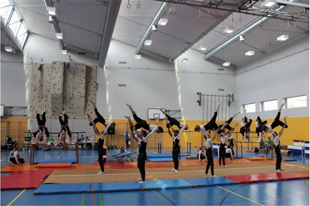 Akrobatik bei der Geräte-Riege.