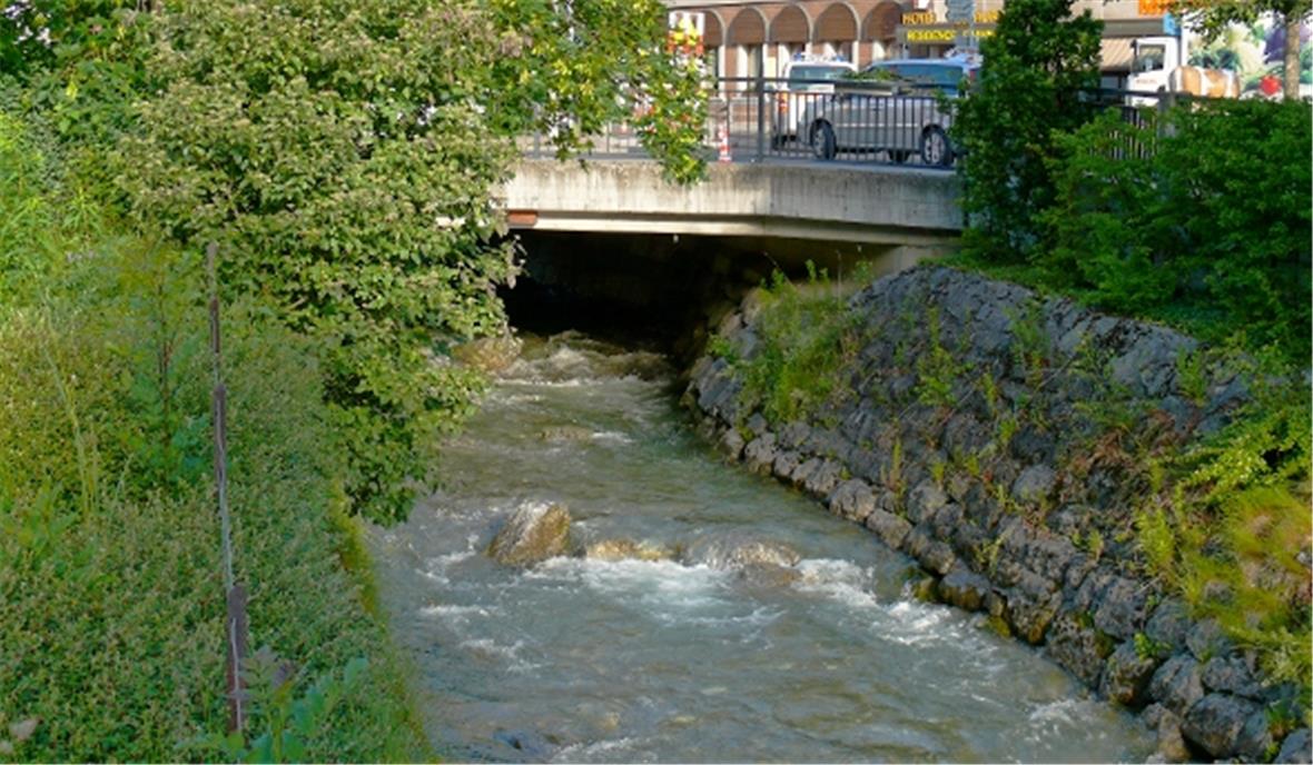 Aktuell führt die Simme wenig Wasser. Der Durchfluss unter den Brücken muss aber, wie hier an der Lenkstrasse, für ein Hochwasser-Ereignis erhöht werden.