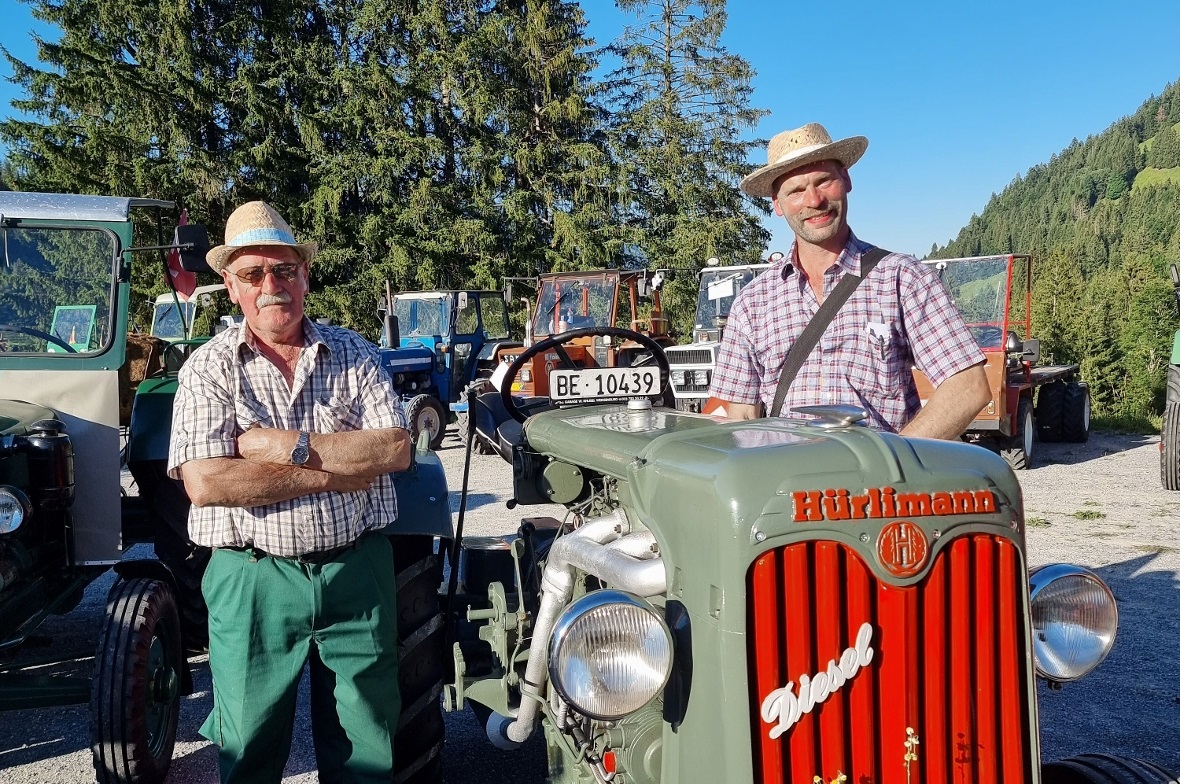 Albert Jost und Niklaus Zahler vor dem «Gussmuni» aus dem Jahre 1952.