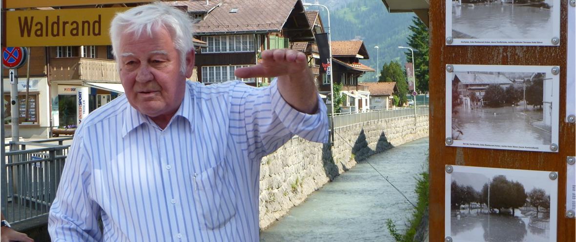 Albert Sommer zeigt den damaligen Wasserstand an.