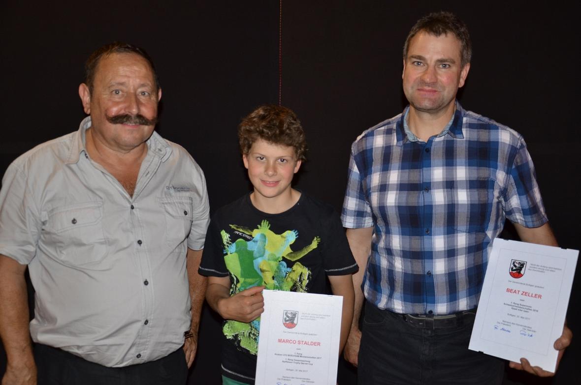 Albert Wampfler durfte erstmals als Gemeindepräsident zwei erfolgreiche Sportler mit dem Diplom auszeichnen. Es sind dies U12-Langläufer Marco Stalder und Supermoto-Fahrer Beat Zeller.