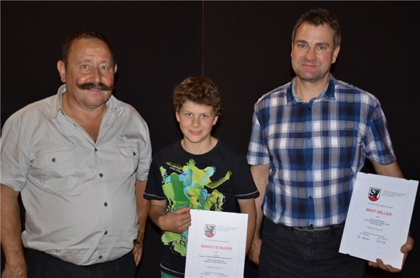 Albert Wampfler durfte erstmals als Gemeindepräsident zwei erfolgreiche Sportler mit dem Diplom auszeichnen. Es sind dies U12-Langläufer Marco Stalder und Supermoto-Fahrer Beat Zeller.